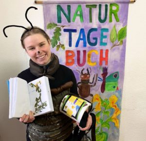 Maskottchen Manfred Mistkäfer mit dem Naturtagebuch von Lilith Wemßen, Fotoː BUNDjugend BW
