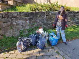 11 gefüllte Taschen und Tüten fanden wir bereits nach wenigen Metern am Klosterberg.